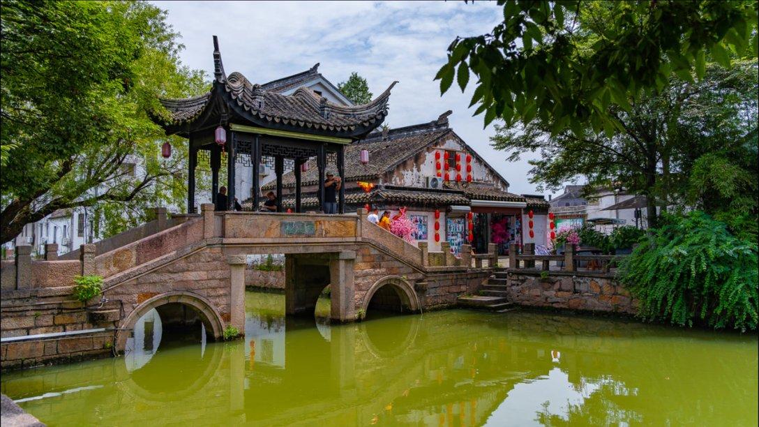 是不是女人都希望更多男人能够在她家里看她，看到她的美，赞美她的美？游戏画面